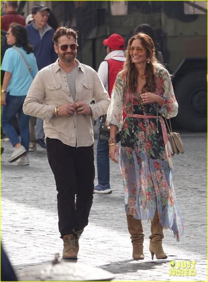Gerard Butler & Girlfriend Morgan Brown Go For A Romantic Stroll Hollywood Life