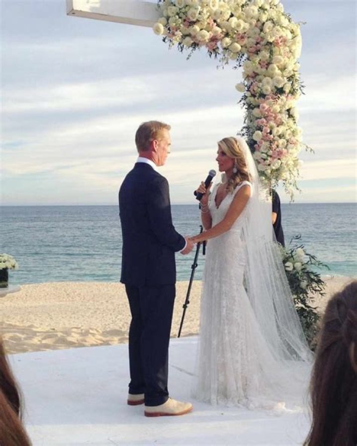 Sportscaster Joe Buck and Reporter Michelle Beisner's wedding in Mexico! Also know about their Child ·